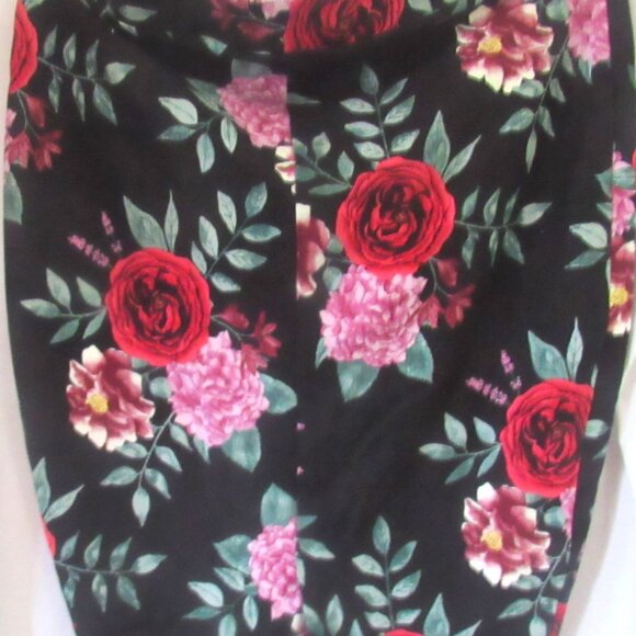 Torrid Size 0 (Large / Size 12) Red Roses on Black Skirt E222 - Picture 3 of 7